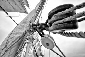 ACCASTILLAGE;BLACK AND WHITE;BLOCK;CORDAGE;DECK FITTINGS;GREEMENT;NOIR ET BLANC;POULIE;RIGGING;ROPE;VOILE;SAIL